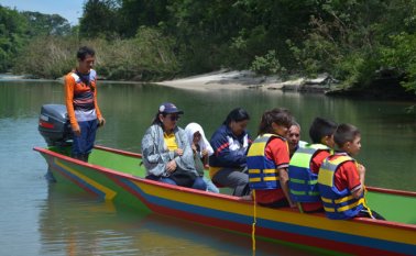 Los 11 alumnos recibieron la embarcación de la Secretaría de Educación del departamento. Cortesía