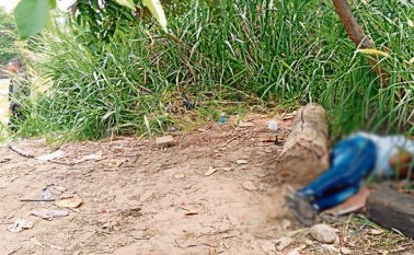 La víctima, de tez morena, presentaba varios impactos de bala, uno de estos en la cabeza y otro al lado del abdomen. La Opinión