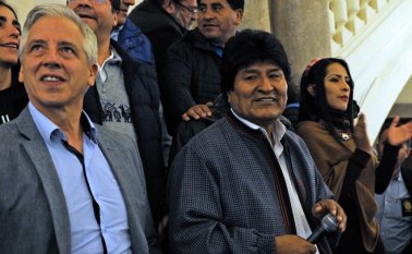 Confiado en que el voto del campo y del exterior se volcará a su favor, Morales, de 59 años, cantó victoria la noche del domingo, sin referirse a un eventual balotaje.
AFP
