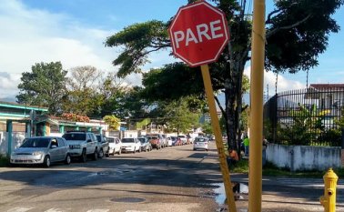 Las largas filas se extienden por kilómetros, invadiendo todos los espacios de circulación.   La Opinión