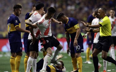 Los colombianos Rafael Borré, Jorge Carrascal y Juan Fernando Quintero esperan rival en la gran final, que se disputará en Santiago de Chile, entre Gremio y Flamengo. AFP