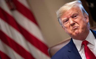 Trump está siendo investigado para un posible juicio político en la Cámara de Representantes liderada por los demócratas, y cuenta con que el Senado, de dominio republicano, lo absolverá si la oposición vota a favor de destituirlo. AFP
