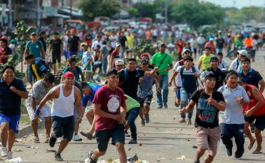 Partidarios del candidato opositor boliviano Carlos Mesa y del presidente Evo Morales se enfrentaron por los resultados de las encuestas en disputa, en Santa Cruz, este miércoles. AFP
