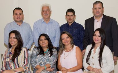 Jhonatan Valencia, Carlos Arturo Guzmán Peláez, Felix Bello y Luis Carlos Cárdenas. Sentadas: Maira Villamizar, Lucila Vesga, Aryabu Arenas y Amanda Carrillo.
Alfredo Estévez
