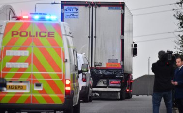 El miércoles, la policía fue alertada sobre el descubrimiento de un camión con cadáveres en su interior. 
 AFP