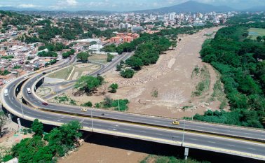 Así luce el río Pamplonita al paso por el puente de San Rafael, donde se hicieron enrocados y se retiró la maleza para ordenar el cauce y evitar el riesgo por socavación. Cortesía Corponor