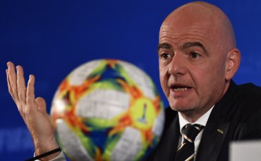 El anuncio se produjo al término de una reunión del Consejo de la Federación Internacional de Fútbol en Shanghái (este), cuyos miembros eligieron al gigante asiático "por unanimidad", dijo Infantino. AFP