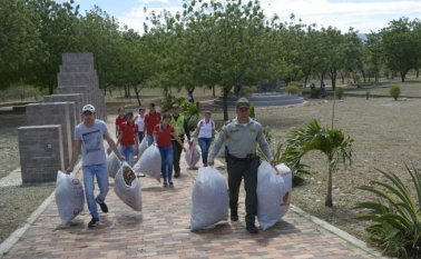 En el parque Playa los jóvenes lideraron una jornada de limpieza, en conjunto con la Policía de Turismo de la ciudad, Cortesía
