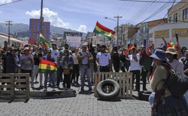 En todos los puntos de La Paz había este viernes gente portando banderas bolivianas (de color rojo, amarillo y verde), gritando "¡mi voto se respeta! ¡Mi voto se respeta!". AFP