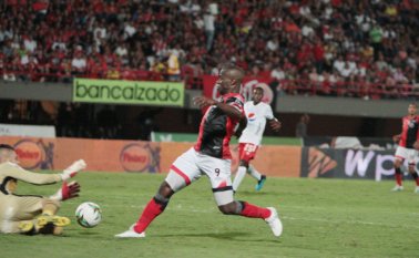 Carmelo Valencia fue el autor de dos de los tantos que hizo el Cúcuta Deportivo ante el América de Cali al que derrotó 3-1, anoche, en el estadio General Santander. Mario Caicedo