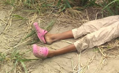 Miembros de una funeraria local caminaron varios metros adentro de la trocha para levantar el cadáver. Cortesía