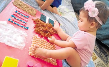 Conozca cómo estimular a su bebé con los elementos que a diario tiene en su casa. El tapete sensorial se puede elaborar en casa con elementos como esponjas, lana, conchitas, lentejas, algodón, tapas plásticas y telas. Cortesía