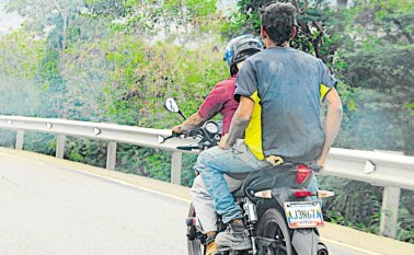En lo corrido del año, la Policía ha recuperado 288 motocicletas. En las áreas rurales los controles a estas motos que circulan, en gran parte sin seguro obligatorio de accidentes (Soat), sin revisión técnico mecánica ni papeles de propiedad, son ejercidos por la Policía y el Ejército. Policía y Archivo La Opinión