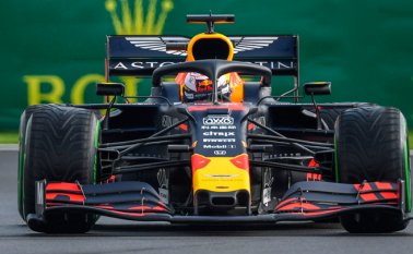 Verstappen comenzará el domingo en la primera línea de salida por delante de los autos de Ferrari. AFP