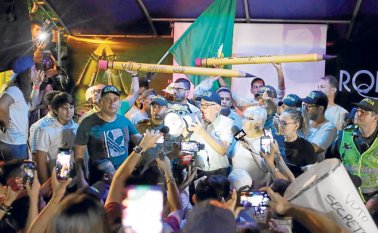 Con megáfono en mano el alcalde electo de los cucuteños, Jairo Tomás Yáñez Rodríguez, ofreció su discurso en el que señaló que los adultos mayores están ansiosos de conectarse con los jóvenes para llevar a Cúcuta a verdaderos niveles de desarrollo.
Juan Pablo Cohen