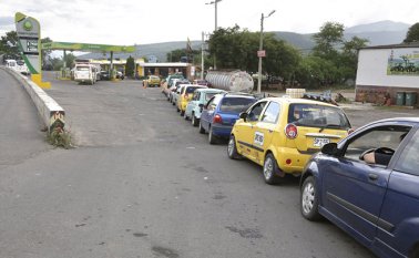 Las estaciones de servicio cerraron durante varias horas, mientras llegaba más combustible en camiones. Juan Pablo Cohen/La Opinión