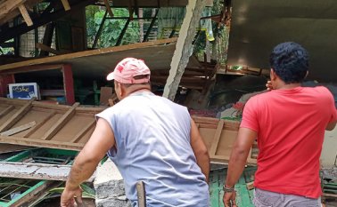 Filipinos ayudan a los heridos tras terremoto. AFP