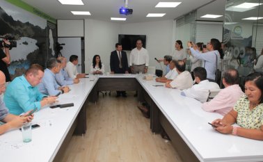 Luego de cinco horas en las que permaneció reunido el Consejo Directivo de Corponor, se le informó a Gregorio Angarita sobre su reelección y se le pidió que se presentara en la Corporación para hacer oficial la designación. Él llegó acompañado de su círculo familiar más cercano. Obando/La Opinión