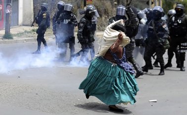 Duros choques esta semana entre manifestantes oficialistas y opositores en Santa Cruz, La Paz y Cochabamba, dejaron un saldo preliminar de más de 40 heridos, entre ellos cinco de bala.  AFP