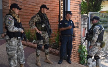 Según se informó, el enfrentamiento comenzó cuando la policía "interceptó en la zona sur de Manaos a un grupo de traficantes de una facción criminal que se aprestaba a asesinar a rivales con el objetivo de tomar el control de los puntos de venta de droga", en un barrio de la ciudad. AFP