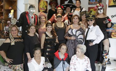 María Belén de Román, Orietta Villa de Reyes, Raquel Rueda Prada, Libia de Sandoval y Fanny Cifuentes de Arciniégas. Teresa de González, Marleny de Ararat, Nancy de Parra, Laura de Díaz, Josefina de Botta, Yolanda Rey de Colmenares, María Elena Llanes de Parada y Claudia González de Mora.Sentadas: Carmen Alicia de Ruiz, Graciela de Ronderos y Elvira de Montaña. Juan Pablo Cohen/La Opinión