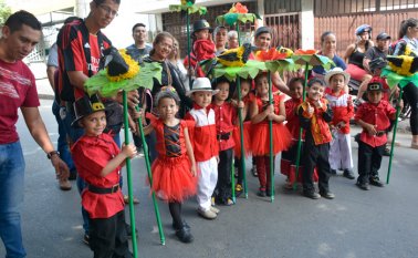 Un grupo de niños se presentó con vestimentas rojinegras y elaboraron con sus padres figuras de cartón sobre el ave toche. La Opinión