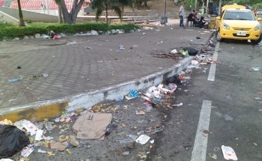 Más de cinco kilómetros de vías quedaron tapados de desechos, entre otros, plásticos, botellas, residuos de alimentos y material vegetal, para lo cual fue necesario que la empresa Veolia, en tiempo récord, los recogiera. Especial