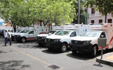 Alcaldes y gerentes  de las ESE y los municipios beneficiados con las ambulancias, recibieron ayer las llaves de los vehículos de las manos del gobernador, Anelfi Balaguera, y el director del IDS, Juan Bitár.   César Obando/La Opinión