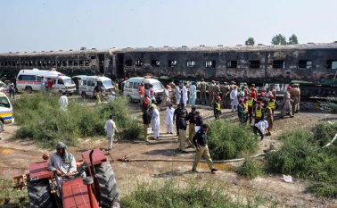 Un total de tres vagones, dos de segunda clase y uno de primera, se incendiaron. AFP