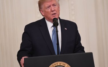 Trump reaccionó en Twitter segundos después de que la Cámara de Representantes, controlada por la oposición demócrata, votara abrumadoramente para establecer las reglas del proceso. AFP