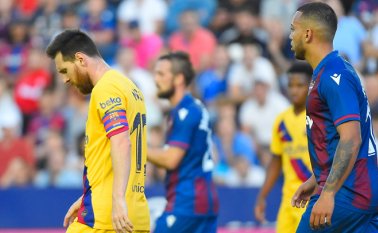Leo Messi abrió el marcador de penal (37), pero el Levante remontó en ocho minutos de locura, con tantos de José Campaña (60), Borja Mayoral (63) y del serbio Nemanja Radoja (68). AFP