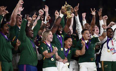 El flanco de Sudáfrica, Siya Kolisi, levanta la Copa Webb Ellis mientras celebran ganar el partido final de la Copa Mundial de Rugby de Japón 2019 entre Inglaterra y Sudáfrica en el Estadio Internacional de Yokohama. AFP
