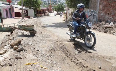 La vía que atraviesa el sector permanece destapada, llena de tierra, arena y materiales de construcción. Esto tiene afectada la salud de los vecinos por el polvo que deben respirar.
César Obando