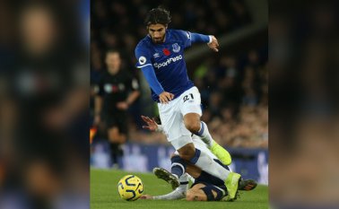Jugadores del Everton abrazaron a Gomes hasta que una camilla se lo llevó del campo. Spherasports