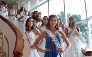 Las candidatas lucieron conjuntos blancos en la presentación en el Hotel Hilton de Cartagena. Concurso Nacional de Belleza