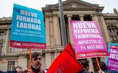 Los ciudadanos chilenos manifestaron contra las políticas económicas del gobierno frente al palacio de los Tribunales en Santiago. AFP
