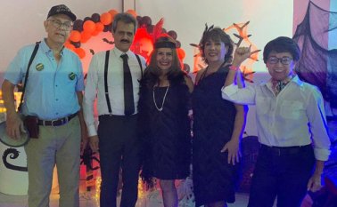 Javier Hernández, quien encarnó ‘Al viejito del megáfono’, Néstor Montañez, Ketty LaRoche, Cecilia Castellanos de Montañez y María Cristina Carvajal Ángel, quien representó a Claudia López, alcaldesa electa de Bogotá. Cortesía