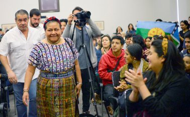 La premio nobel de paz (1992), Rigoberta Menchú, está en Chile conociendo un informe sobre muertes ocurridas durante las protestas.
AFP