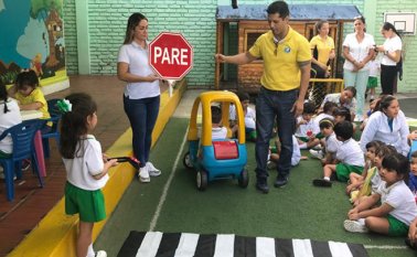 Explican a los niños, con ejemplos sencillos, la importancia del uso de la cebra, el semáforo y el cinturón de seguridad.
Cortesía