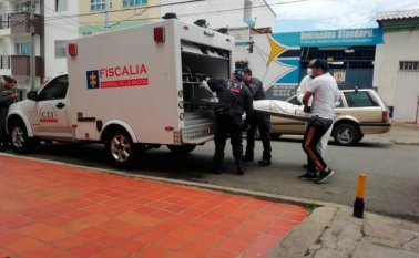 Personal del CTI de la Fiscalía se encargó de realizar el levantamiento del cadáver y de trasladarlo a Medicina Legal. Vanguardia Liberal