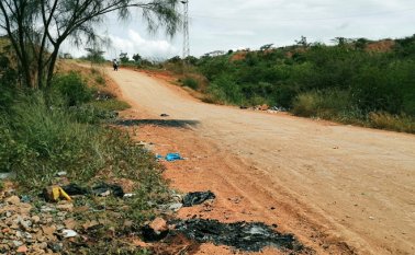 En este punto que une a los barrios Caño Limón con Camilo Daza, fue hallado el cadáver. Su cuerpo fue envuelto en una cobija a la que luego le prendieron fuego.
Laura Serrano
