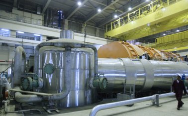 En esta foto se muestra el interior del reactor en la central nuclear de Bushehr, construida en Rusia, en el sur de Irán, a 1200 kilómetros al sur de Teherán, donde Irán ha comenzado a descargar combustible en el núcleo del reactor para su planta de energía nuclear, un movimiento que acerca la instalación a la generación de electricidad después de décadas de retraso. AFP