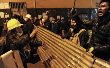 Manifestantes opositores bloquearon este miércoles calles y ocuparon oficinas públicas en la zona sur de La Paz, mientras en Cochabamba (centro) se registraban choques entre leales y adversarios de Morales, según medios locales. AFP