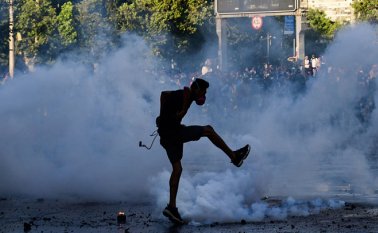 Desde el pasado 18 de octubre, Chile vive una situación de explosión social que hasta la fecha deja 20 muertos y miles de personas detenidas.
AFP
