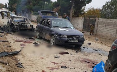 Cuatro vehículos pertenecientes a los yihadistas fueron destruidos, indicó el ministerio, que publicó fotos de autos y cuerpos calcinados y ensangrentados. AFP