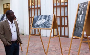 En la Torre del Reloj de Cúcuta, Guy Djoken, observó las obras de artistas internacionales que son exhibidas en el marco de Bienalsur.
Cortesía