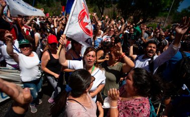 Los trabajadores y empleados de la salud participaron ayer en manifestaciones y protestas callejeras en Santiago y otras ciudades chilenas.
AFP