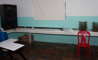 La sala de informática quedó semivacía. Los portátiles estaban encima del mesón principal. Alfredo Estévez