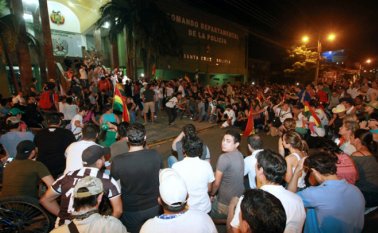 El gobierno de Morales descartó ordenar una operación militar para someter a los policías rebeldes. AFP