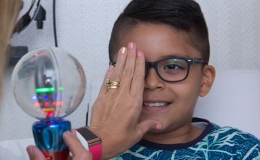 Hay patologías que pueden ser heredadas. Por lo tanto, todo antecedente de estrabismo, ametropías, glaucoma congénitos y juveniles, incrementan el riesgo de padecer esta enfermedad.Una valoración temprana es clave. Alfredo Estévez